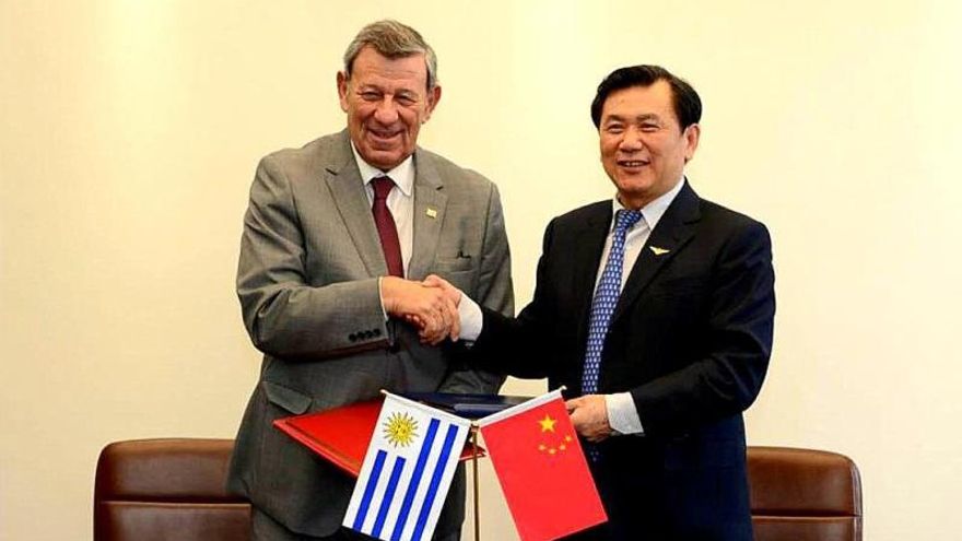 Uruguay y China firman memorando para mejorar la conectividad aérea