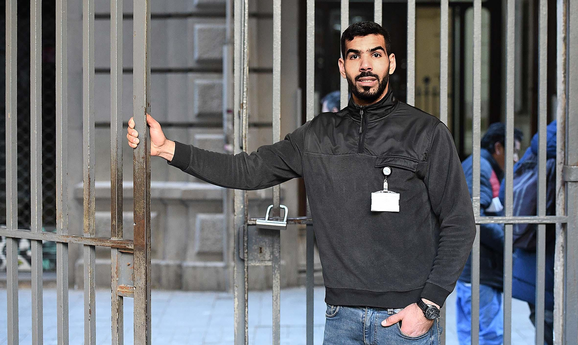 Lahcen Achaq, usuario del programa Hogar de Acogida de Santa Anna y responsable de seguridad