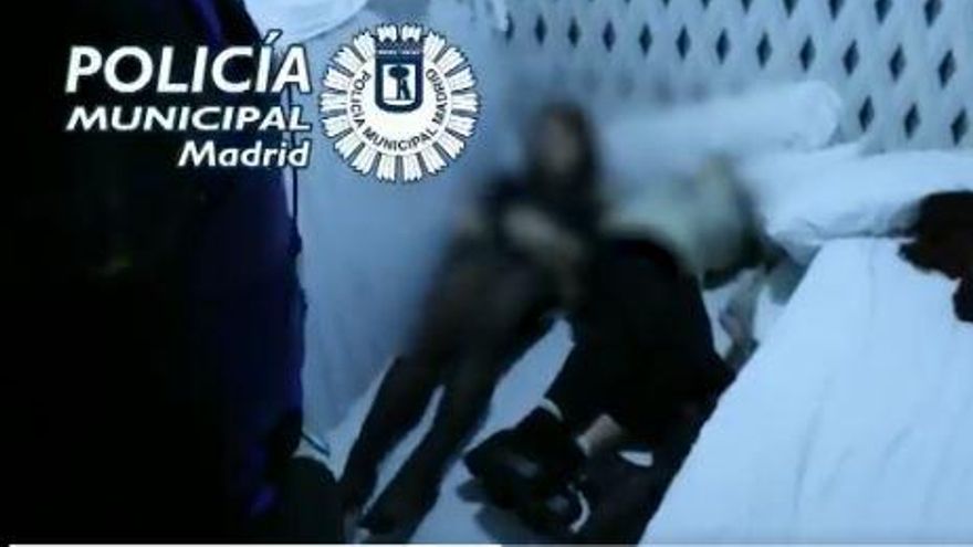Dos personas escondidas bajo el colchón de un piso turístico para burlar la actuación policial en una fiesta ilegal en Madrid.