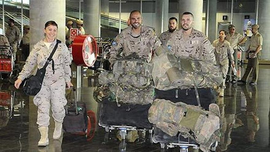 Militares llegan al aeropuerto de Gran Canaria.