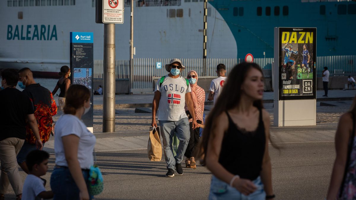 Varias personas caminan por Barcelona, Catalunya (España), a 28 de julio de 2020.
