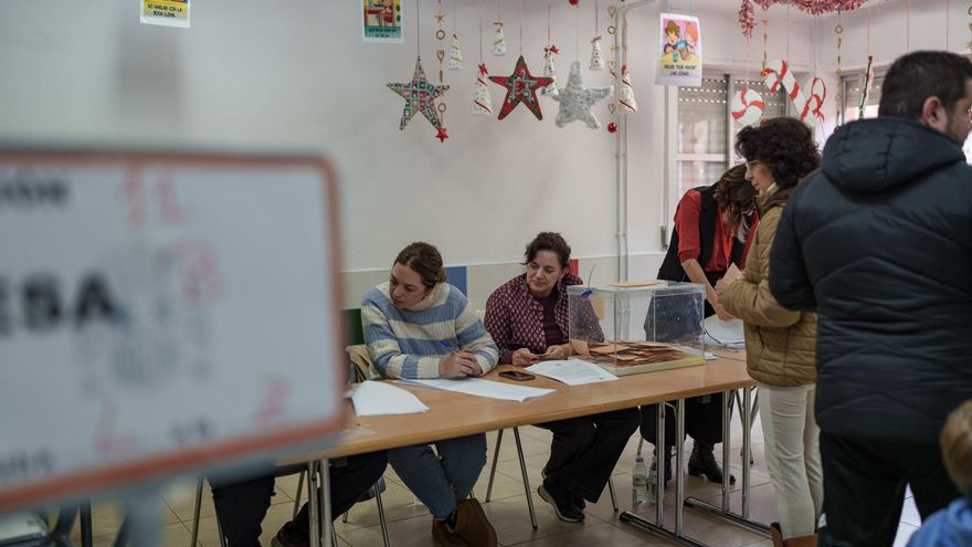 Ciudadanos ejercen su derecho al voto con motivo de las elecciones autonómicas en Extremadura en un colegio electoral en Mérida.