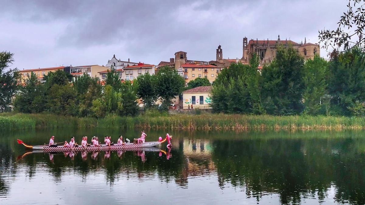 Las 'Dragonas del Jerte': remar para sanar juntas