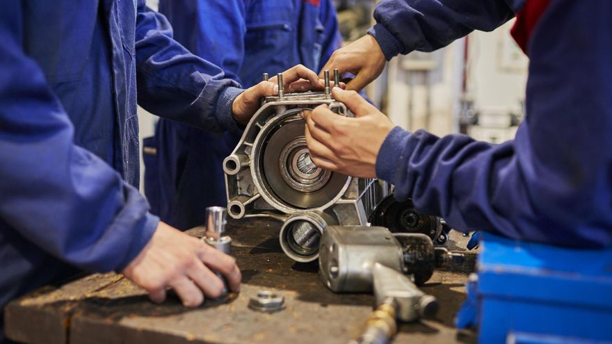 Alumnos de FP aprenden mecánica.