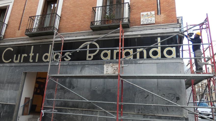 Patrimonio obliga a retirar el clásico letrero de Curtidos Baranda de la calle Santa Isabel