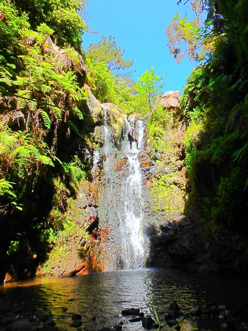 'Canyoning' en una de las cascadas de la isla