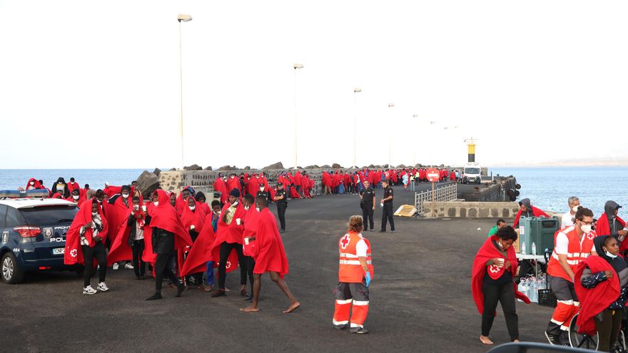 Los 400 migrantes rescatados en Lanzarote pasarán la noche en el CATE de Arrecife, con capacidad para la mitad