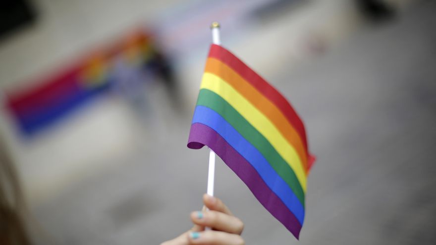 Bandera arco iris de los colectivos LGTBI. EFE/Villar López/Archivo