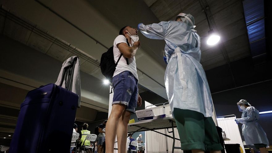 El coronavirus frena su avance en Cataluña, pero aumentan pacientes críticos.