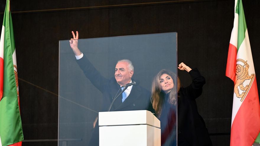 Reza Pahlavi hace el símbolo de victoria junto a su esposa durante una manifestación de la oposición iraní en Múnich el pasado 14 de febrero.