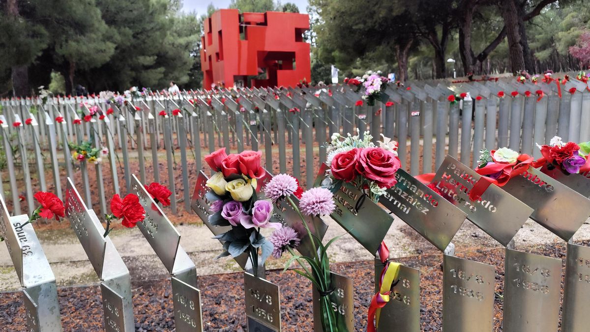 Claveles puestos por los vecinos en el homenaje