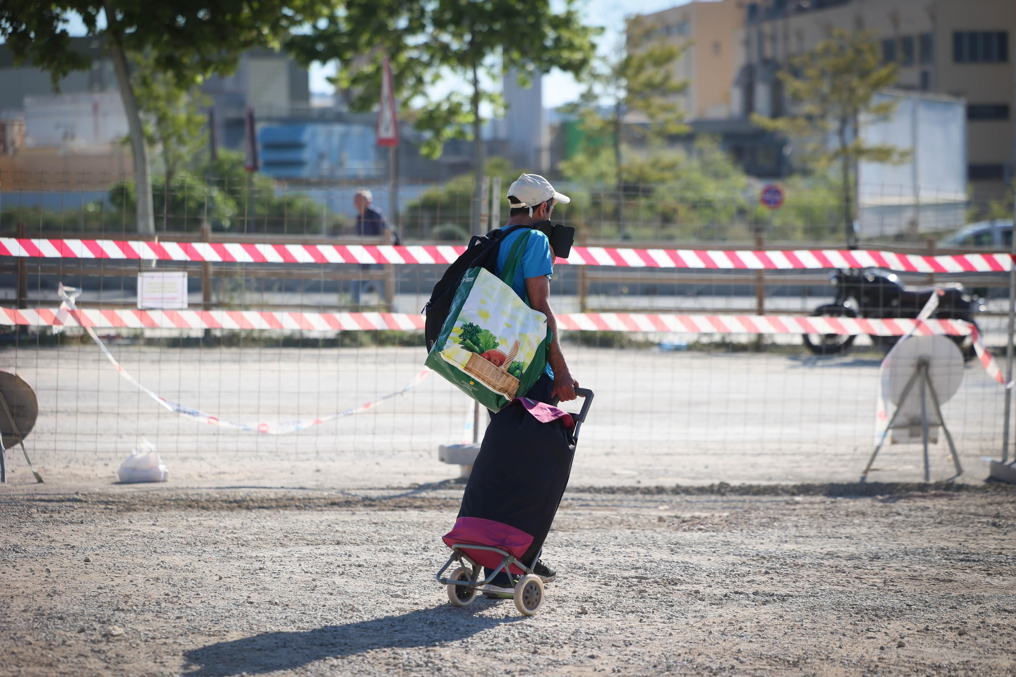 Un dels desallotjats marxa de sa Joveria carregat amb les seves coses