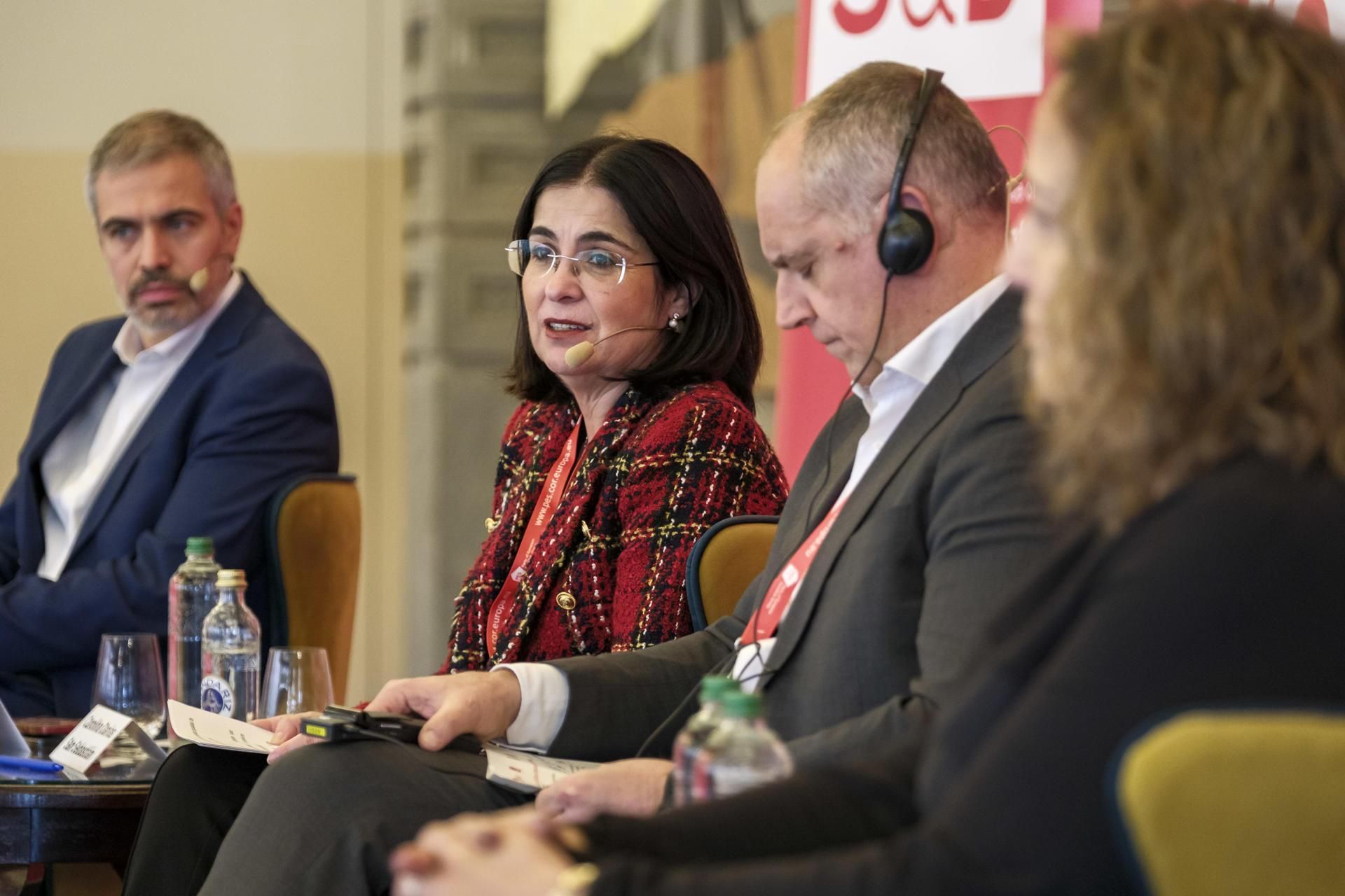 Los presidentes de los grupos socialistas del Parlamento Europeo, Iratxe García (d), y el Comité de las Regiones, Luca Menesini (2d); el secretario de Estado para la UE, Fernando Mariano Sampedro (i); y la alcaldesa de Las Palmas de Gran Canaria, Carolina Darias (2i), presentaron el encuentro 'La Unión Europea te respalda' que organiza el PSOE en la ciudad.