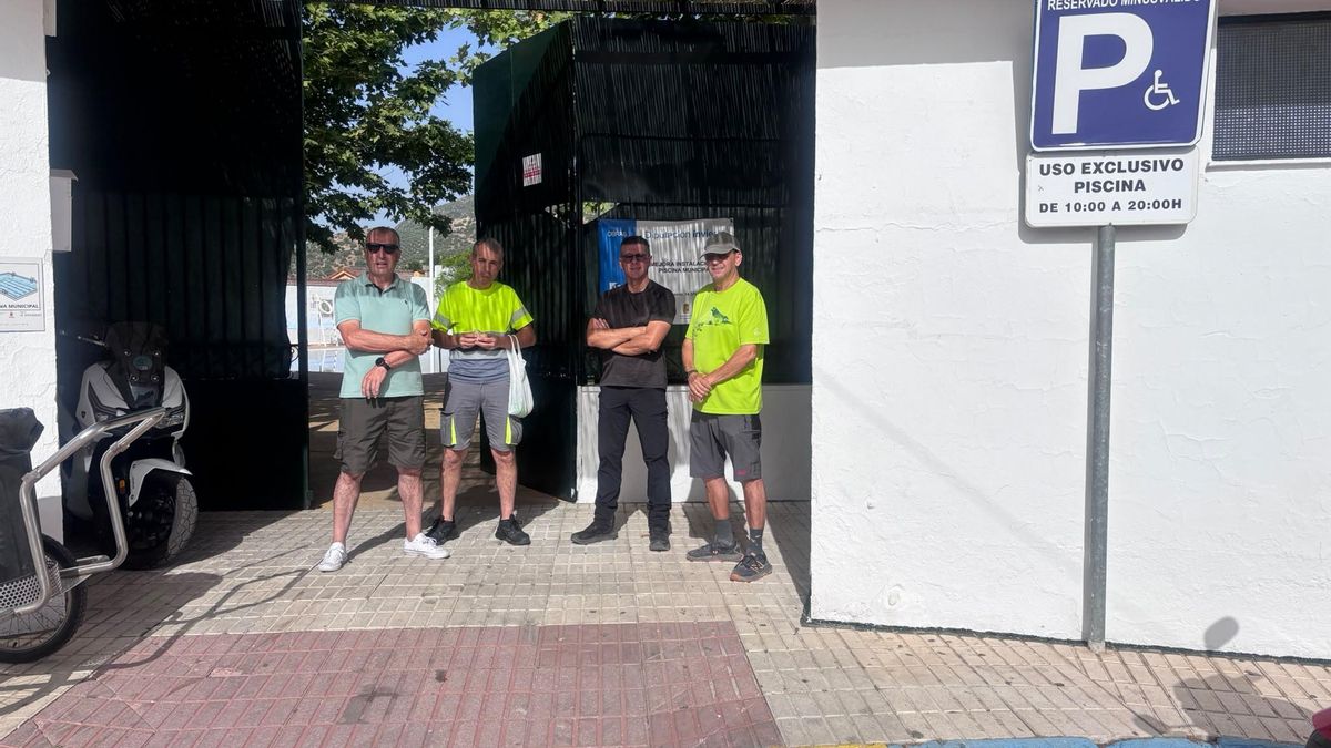 Concentración de los trabajadores en la piscina de Carcabuey