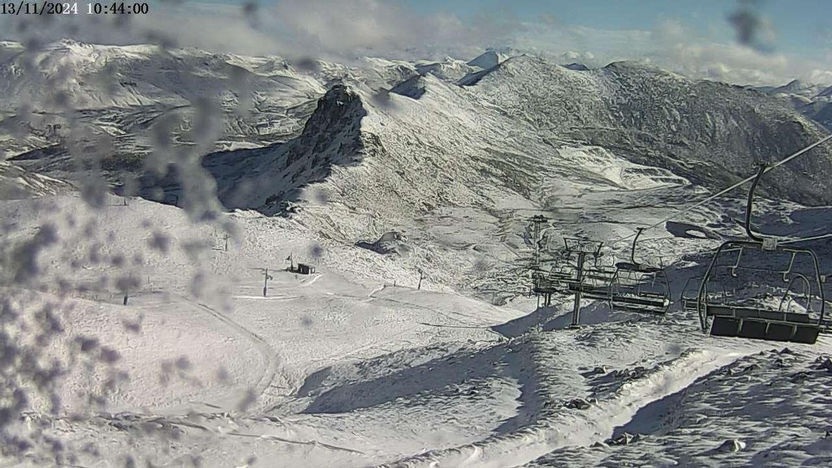 En el área de Requejines de la estación invernal leonesa también se nota la nieve.