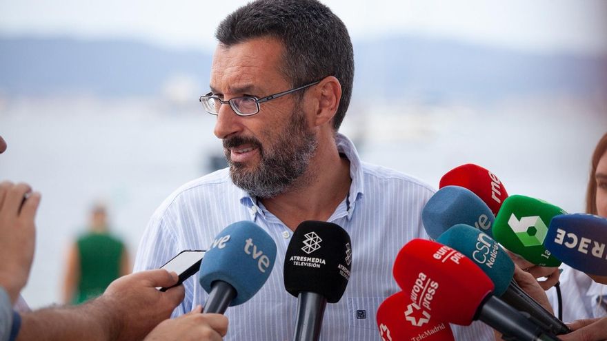 Archivo - El alcalde de La Línea, Juan Franco, atiende a los periodistas en una imagen de archivo.