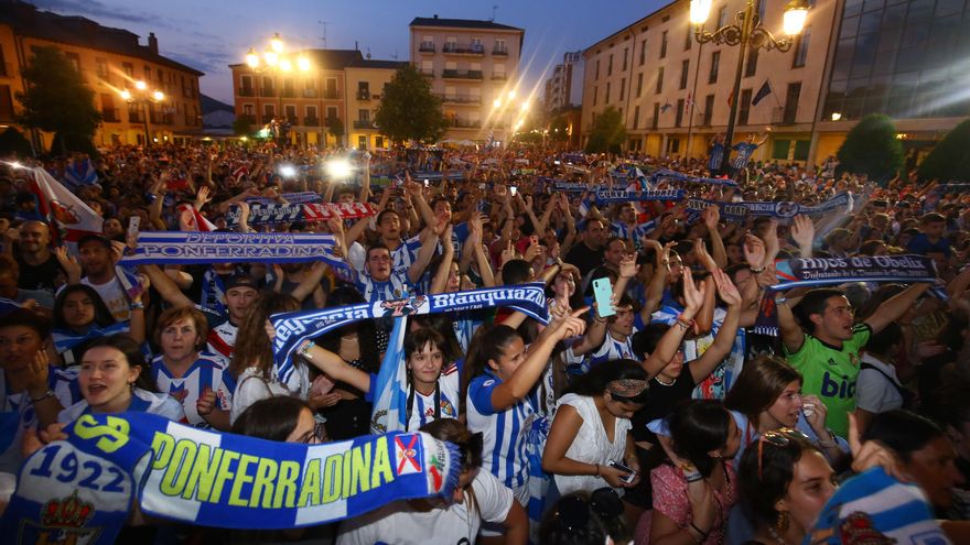 Aficionados de la Ponferradina celebran el último ascenso a Segunda, en 2019.