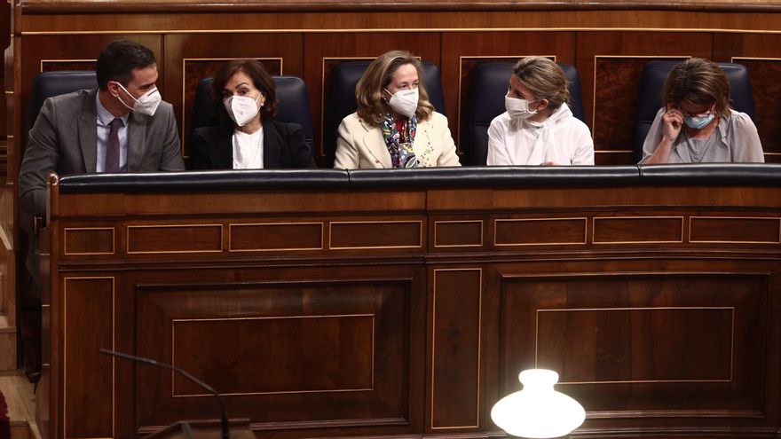 El presidente del Gobierno, Pedro Sánchez, en su escaño en el Congreso de los Diputados junto a la vicepresidenta primera, Carmen Calvo, y otras ministras.