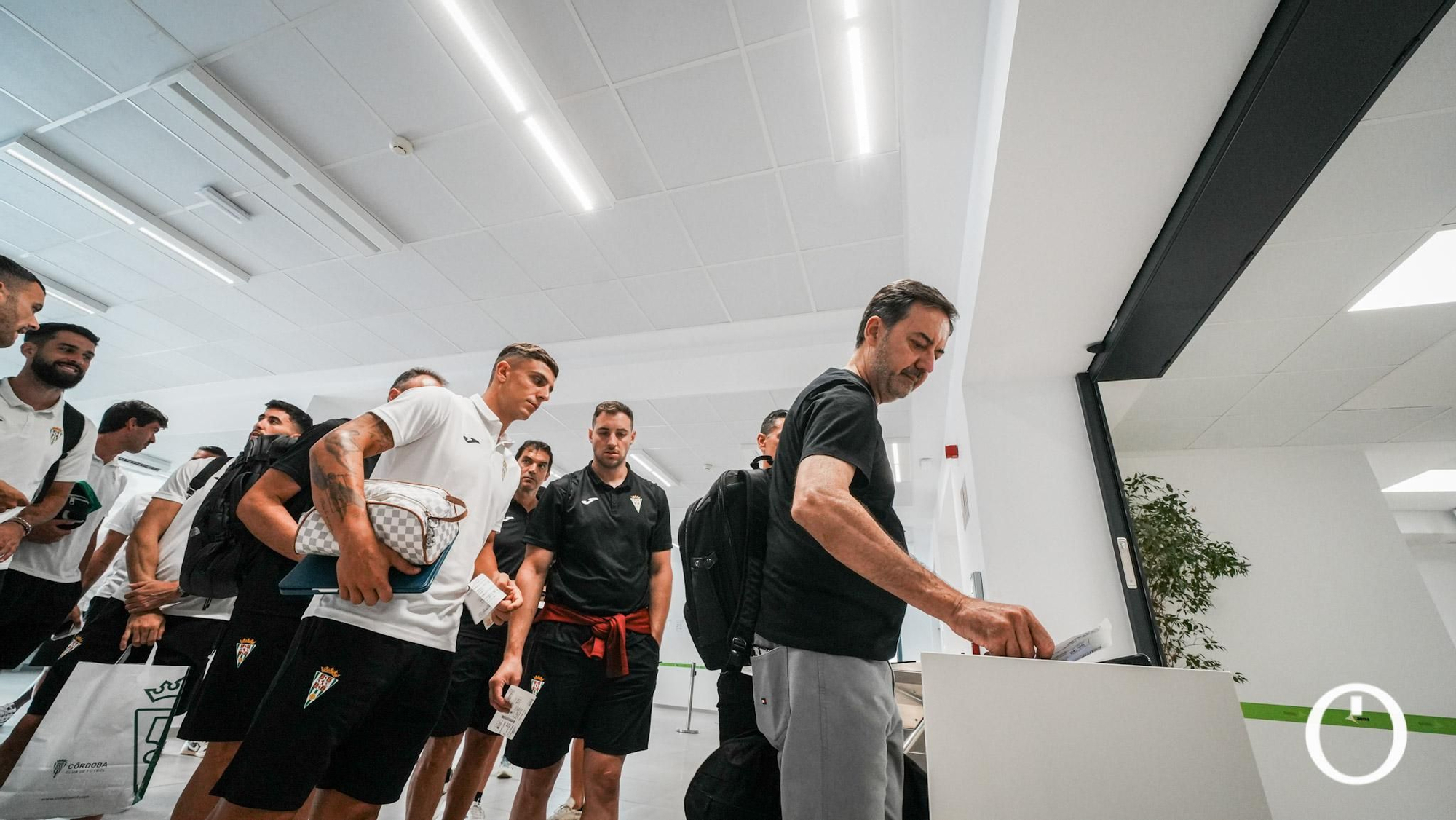 El Córdoba CF ya viaja en avión camino a Gijón