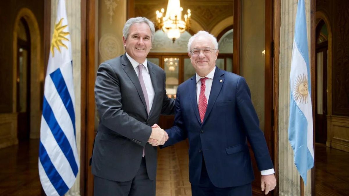 El canciller Pablo Quirno con Mario Lubetkin, en Uruguay