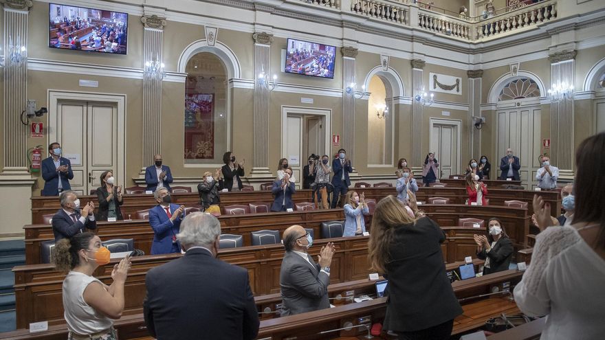 Pleno del Parlamento de Canarias en el que se aprobó la ley trans. Los representantes de la Cámara aplauden a los colectivos. (Flickr Parcan)