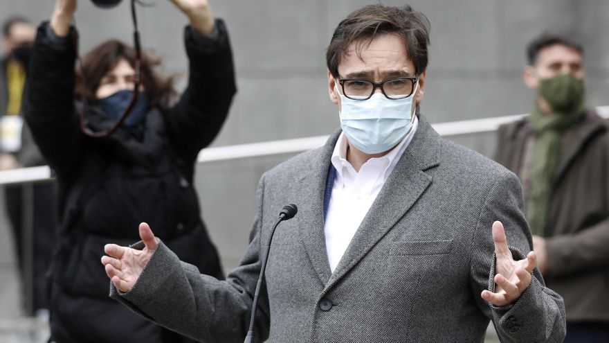 El candidato del PSC a la presidencia de la Generalitat, Salvador Illa, hace unas declaraciones a los medios tras ejercer su derecho a voto en el Centro Cultural La Roca del Vallés