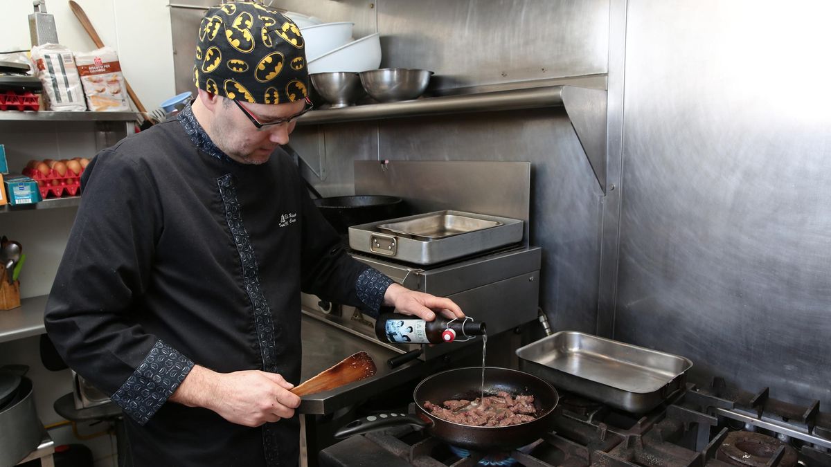 José Macías aliña unas carajacas con el producto familiar, 'Sidra La Ruin', en su restaurante 'El Rinconcito Canario', Valleseco.