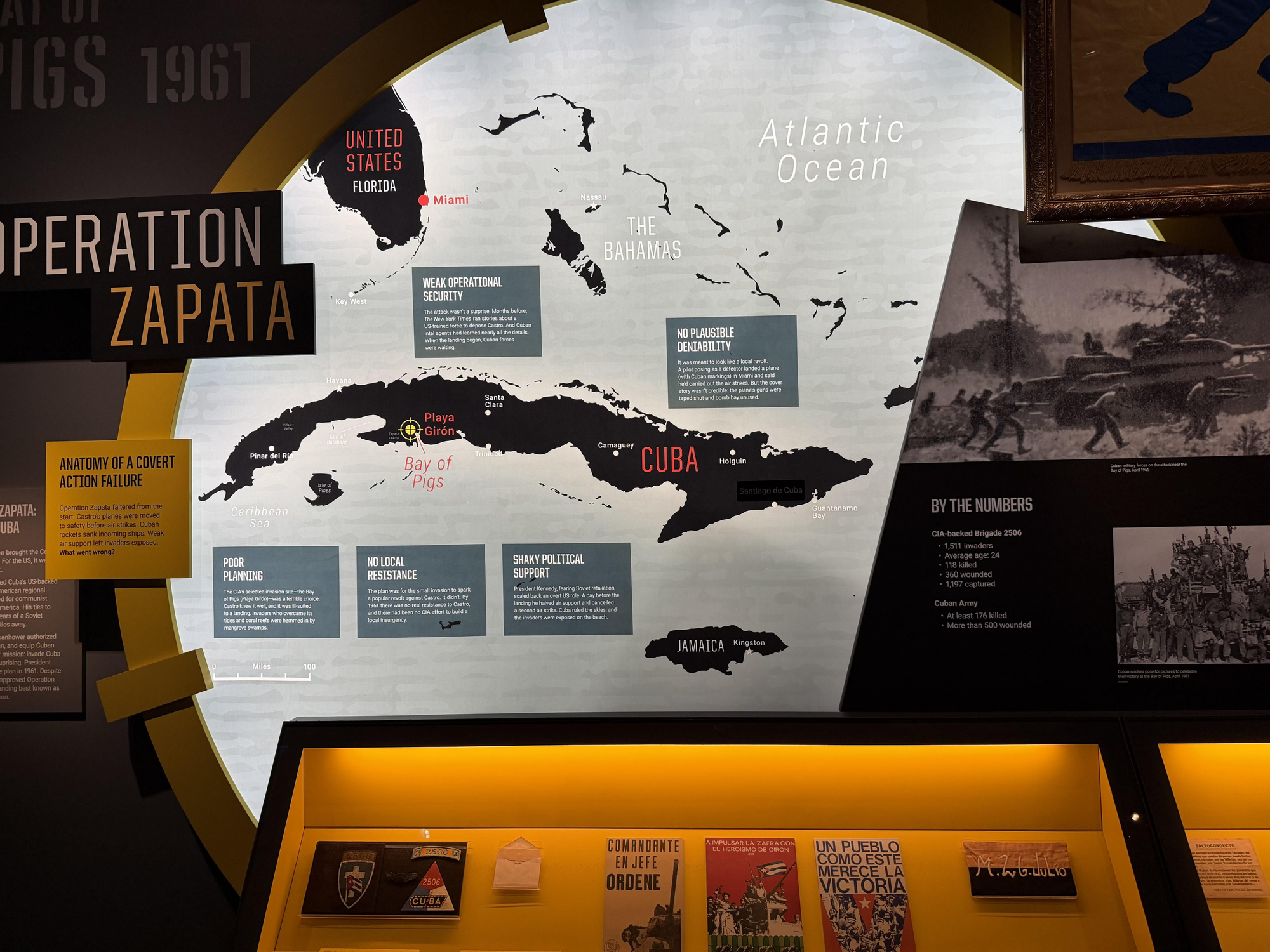 Exposición sobre la invasión de Playa Girón, en el  International Spy Museum, el 7 de marzo de 2026.