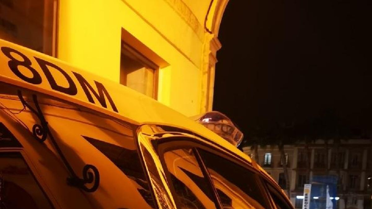 Archivo - Foto de un coche de la Policía Nacional patrullando de noche