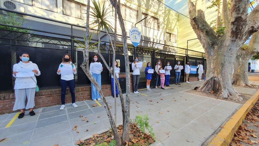 Abrazos en escuelas bonaerenses y banderazo en la Quinta de Olivos para que no se suspenda la presencialidad