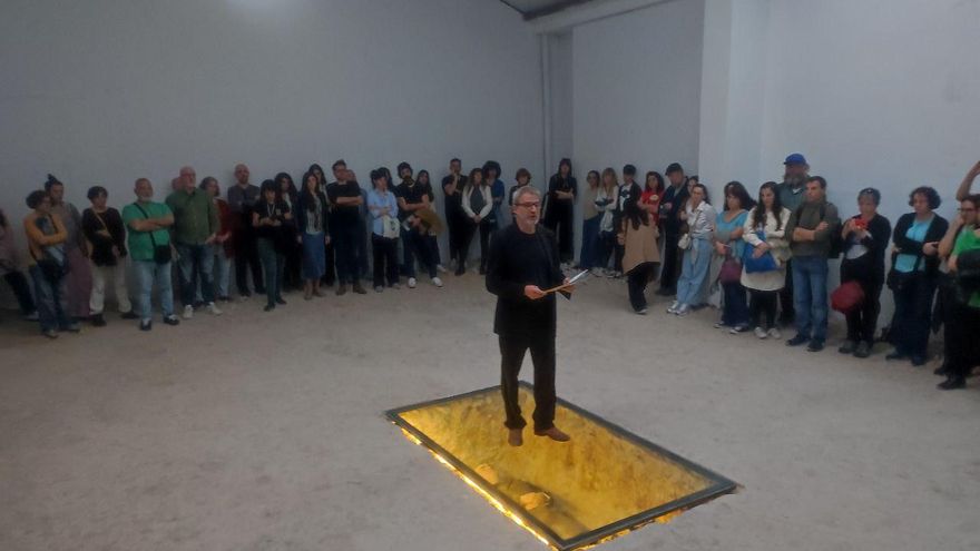 Alberto San Juan pone voz a la fosa de Lorca ideada por el artista que metió a Franco en una nevera