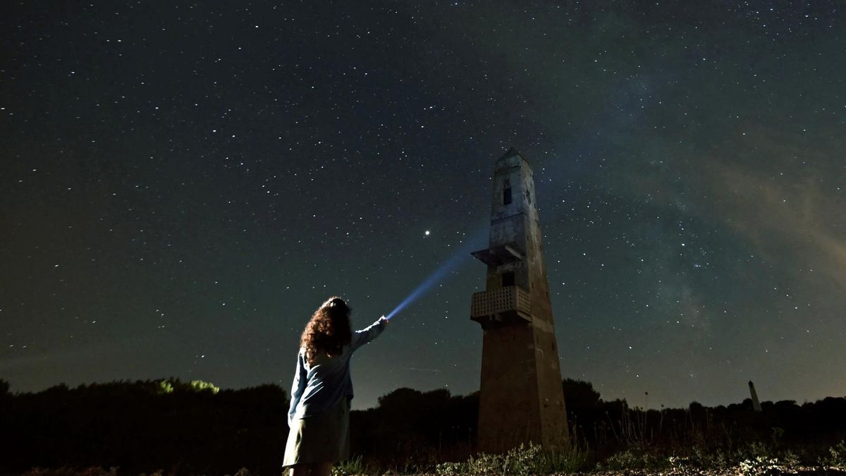 Cerca de un castillo, de un faro o junto a una playa: cuatro enclaves de España para ver las perseidas