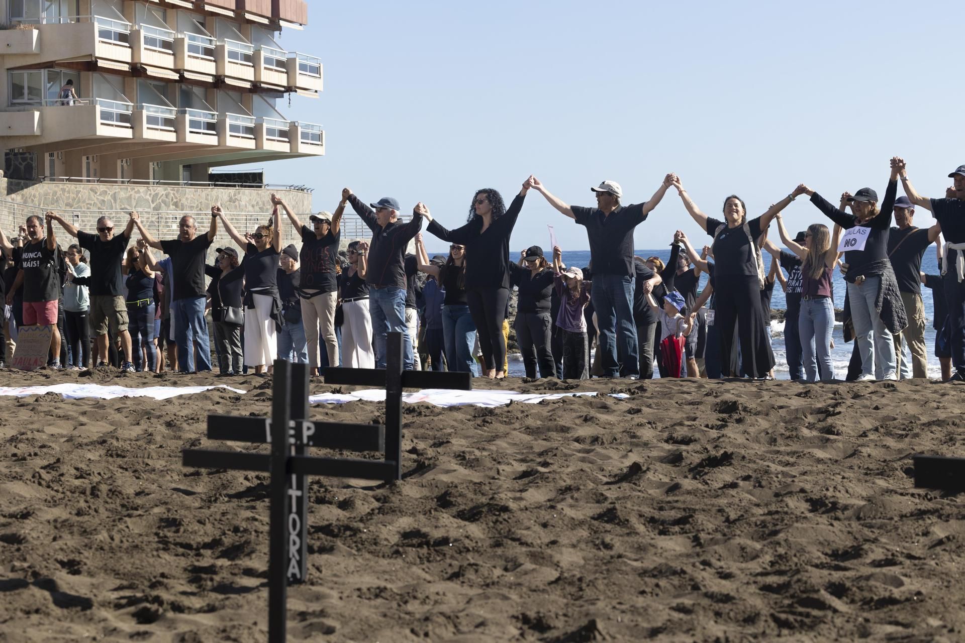 Cadena humana contra las jaulas marinas en la costa de Telde