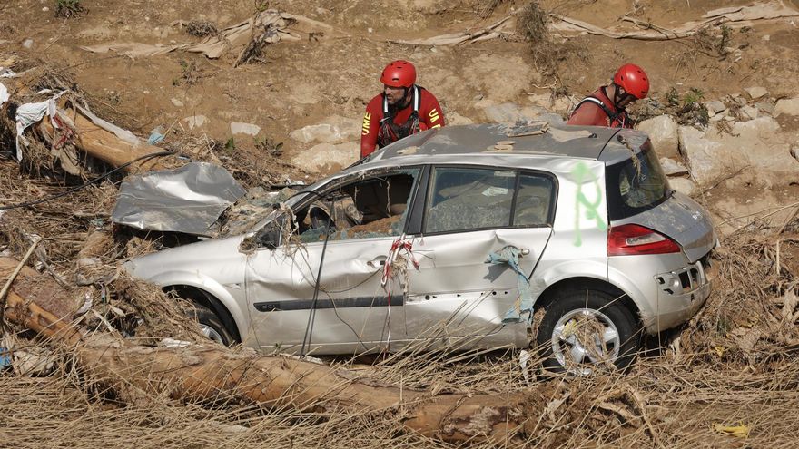 Miembros de la UME rastrean la Rambla del Poyo, a la altura de a localidad valenciana de Catarroja en búsqueda de víctimas mortales, este miércoles.