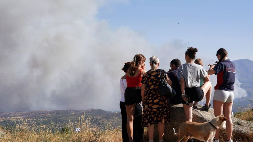 Un grupo de vecinos observa el incendio de Ávila.