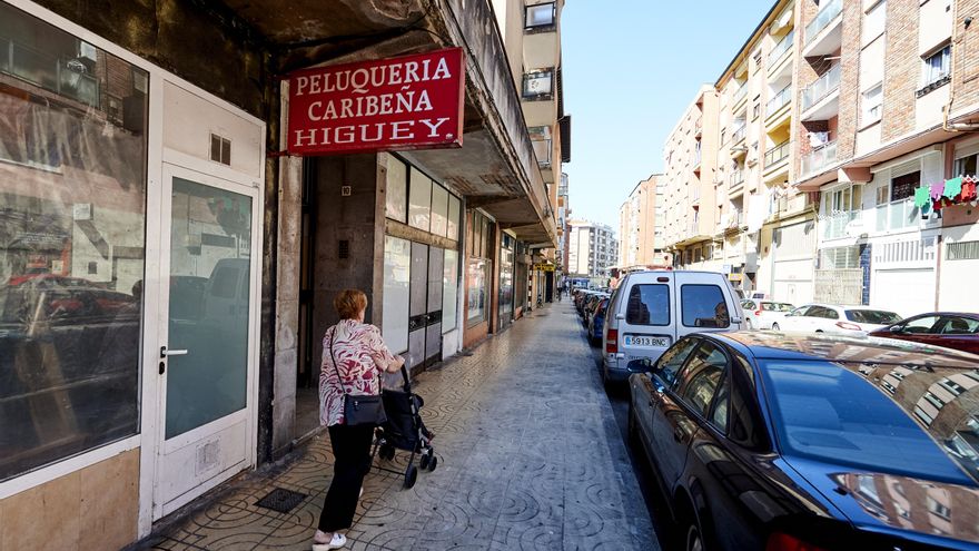 Una vecina realiza sus compras en el barrio de La Inmobiliaria de Torrelavega.