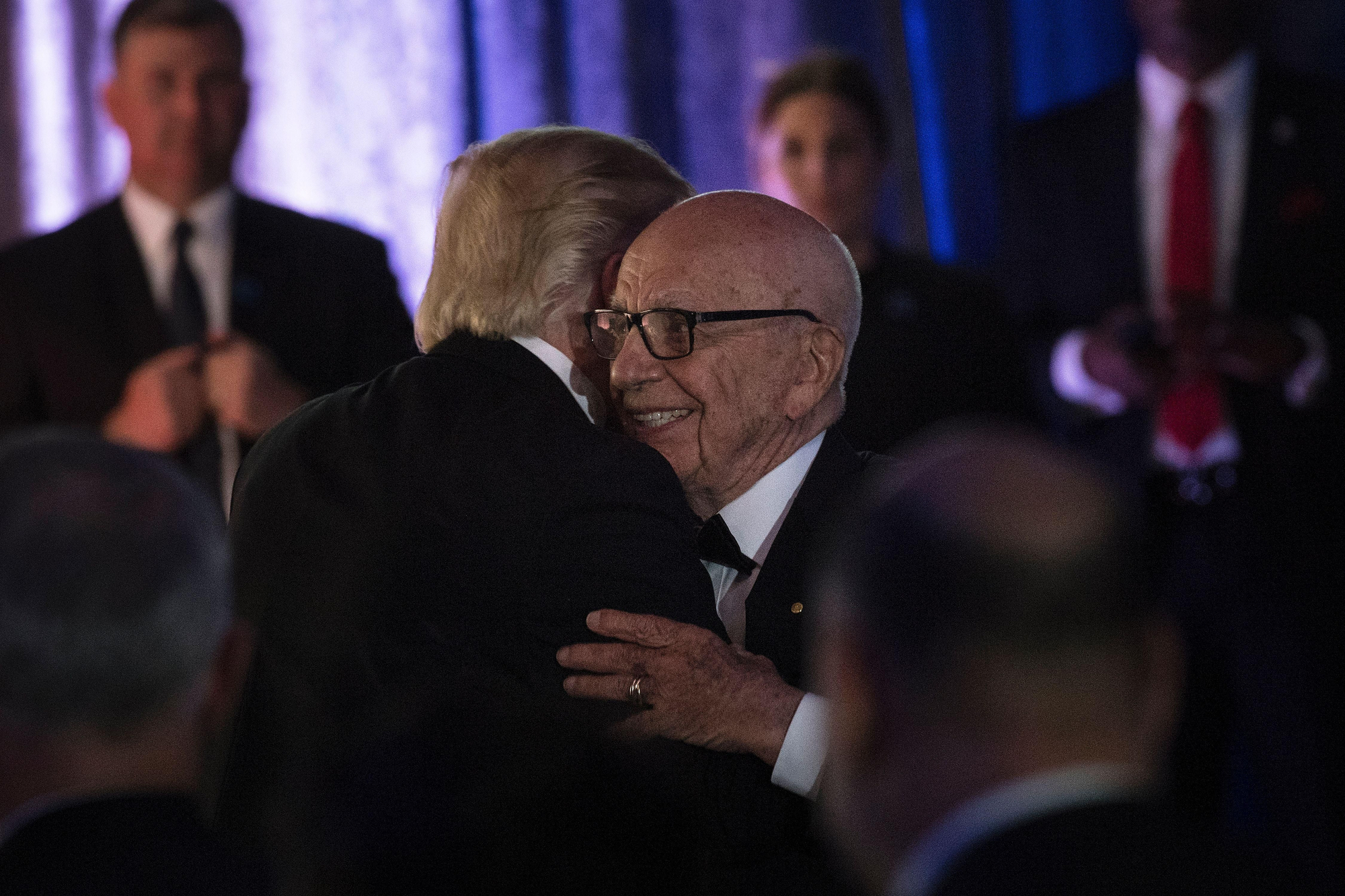 Imagen de archivo. El presidente de los Estados Unidos, Donald Trump, abraza a Rupert Murdoch, en una cena en 2017 en Nueva York.