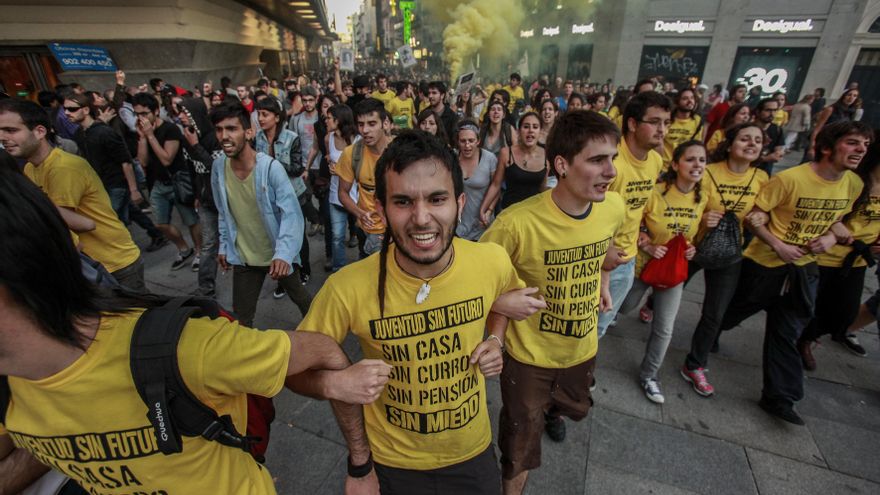 15/05/2011. Miembros de Juventud Sin Futuro avanzando por la calle Preciados, Madrid, dirección Callao, con la intención de cortar la Gran Vía.