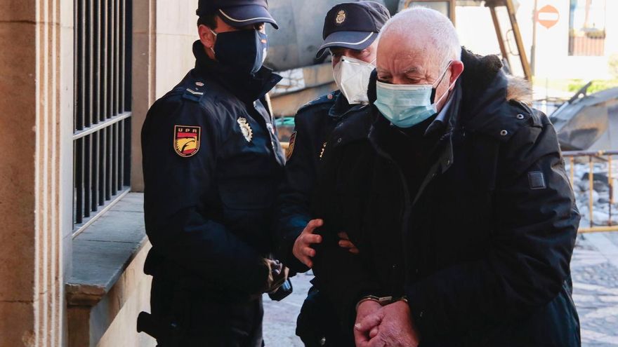 Campillo / ICAL. Llegada a la Audiencia del Policía Nacional jubilado acusado de matar de un disparo a su mujer y herir a un vecino en 2018 en Astorga