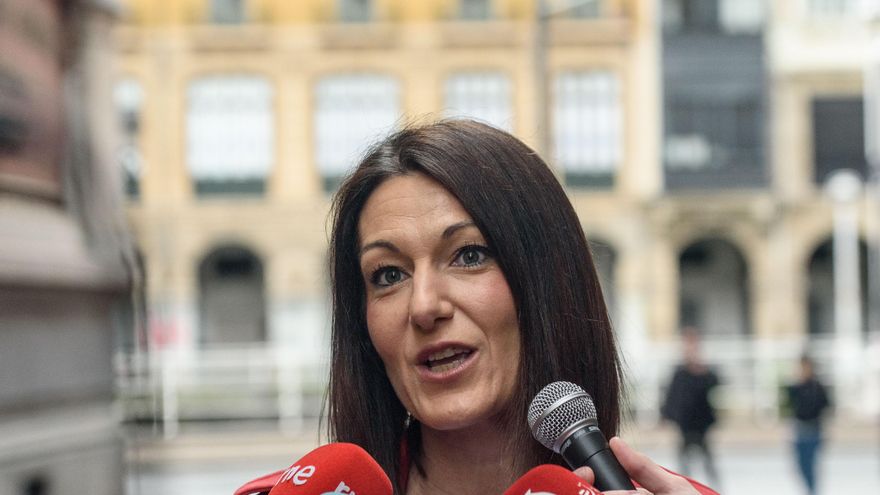 Oihane Agirregotia vota en las elecciones europeas en Bilbao