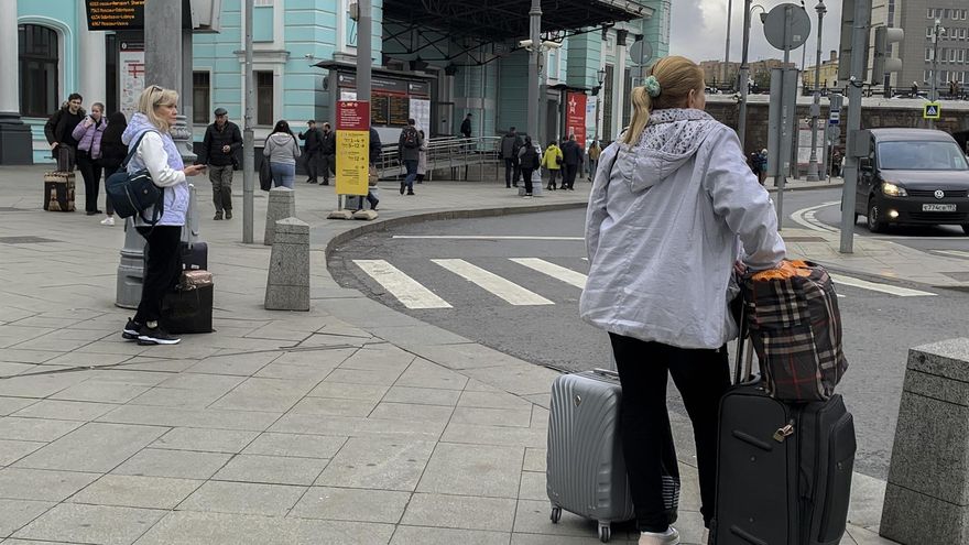 Gente con maletas en Moscú, Rusia, en septiembre de 2022.