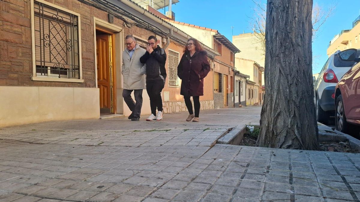 Uno de los tramos de la calle de Castillo de Loarre afectados por la falta de colector y por las aceras levantadas.