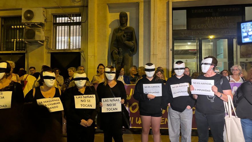 "¡Las menores no se tocan!": cuarta manifestación en Murcia contra la sentencia de abuso sexual que libra de la cárcel a diez de los 13 condenados