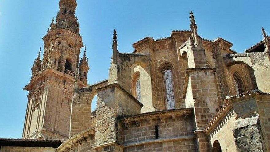 En el interior de esta catedral viven un gallo y una gallina dentro de un pequeño corral de estilo gótico