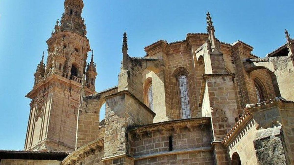 En el interior de esta catedral viven un gallo y una gallina dentro de un pequeño corral de estilo gótico