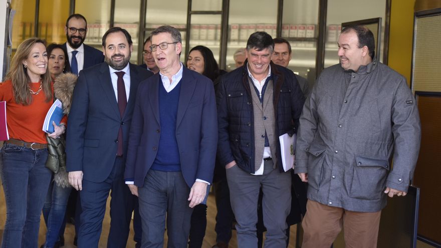 El presidente del Partido Popular, Alberto Núñez Feijóo (2i), acompañado del presidente del PP de Castilla-La Mancha, Paco Núñez (1i).