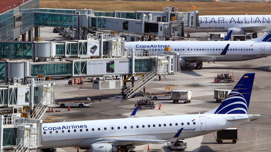 Fotografía de archivo en la que se registraron varios aviones de la aerolínea panameña Copa, en el Aeropuerto Internacional de Tocumen, en Ciudad de Panamá (Panamá). EFE/Alejandro Bolívar