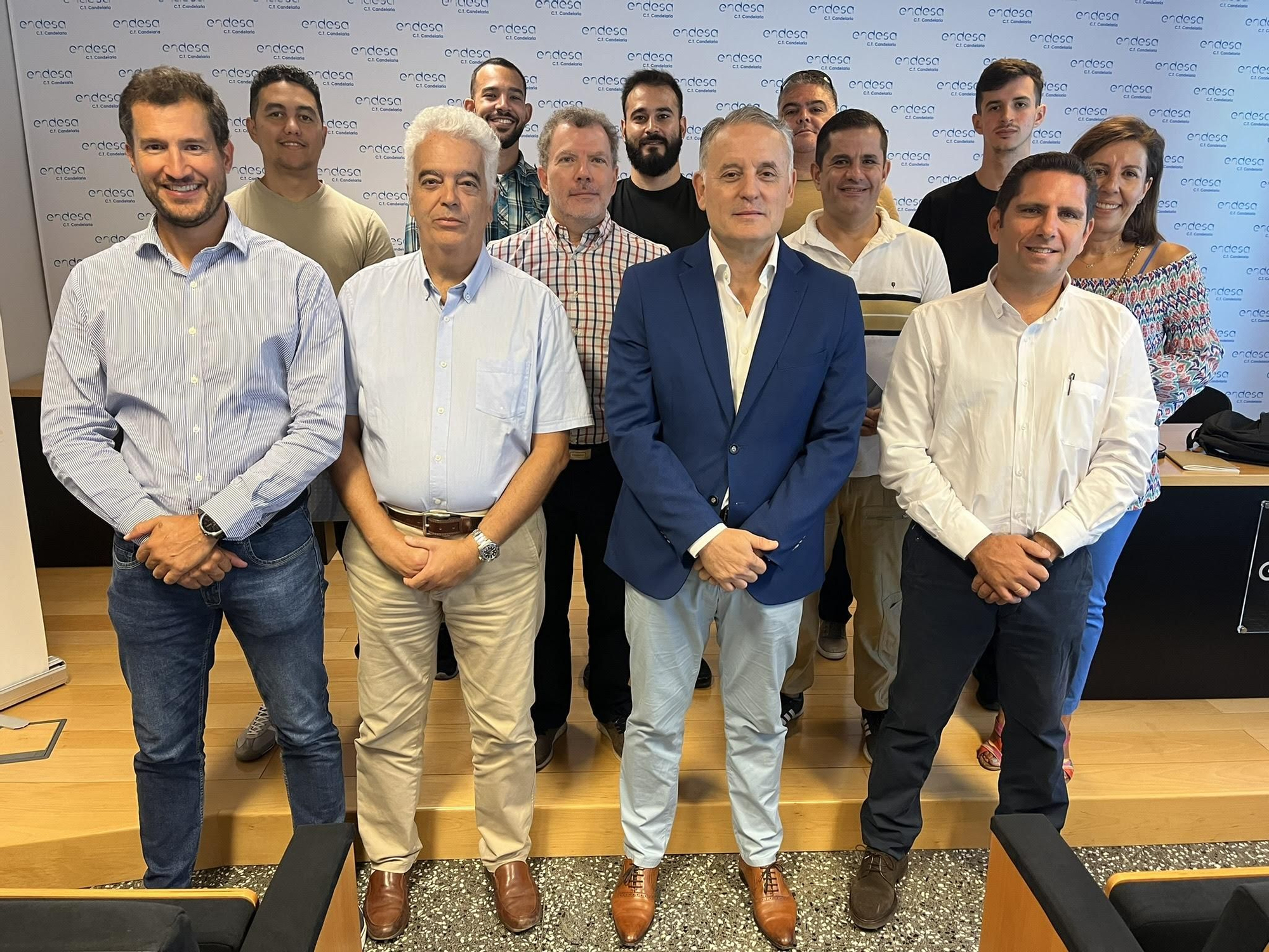 Responsables de Endesa y Femete con varios alumnos de la primera edición del curso.