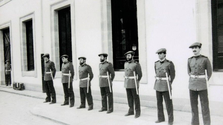 Denuncian la prohibición de realizar un homenaje a los primeros ertzainas junto al árbol de Gernika
