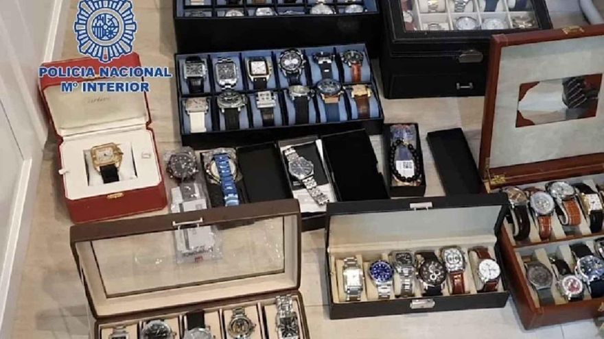 Relojes intervenidos por la Policía Nacional al líder de la secta desarticulada en Vistabella del Maestrat.